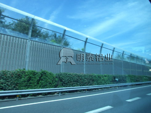 明泰介绍绿色环保的声屏板采用铝合金